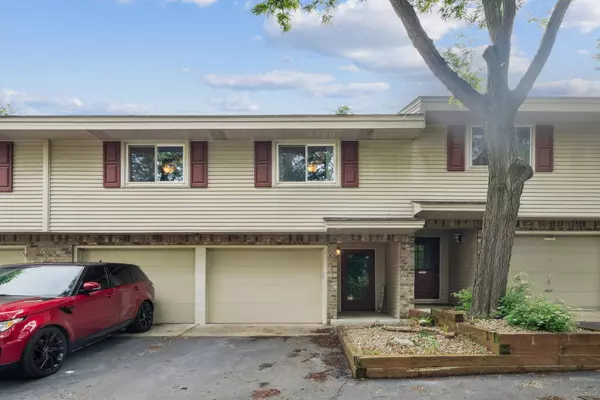 28 Garden DR, Burnsville, MN 55337