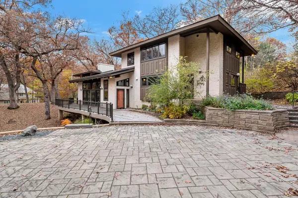 1 Sparrow LN, North Oaks, MN 55127