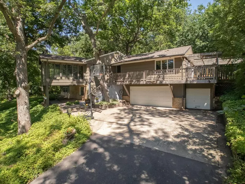 1120 Oakview LN N, Plymouth, MN 55441