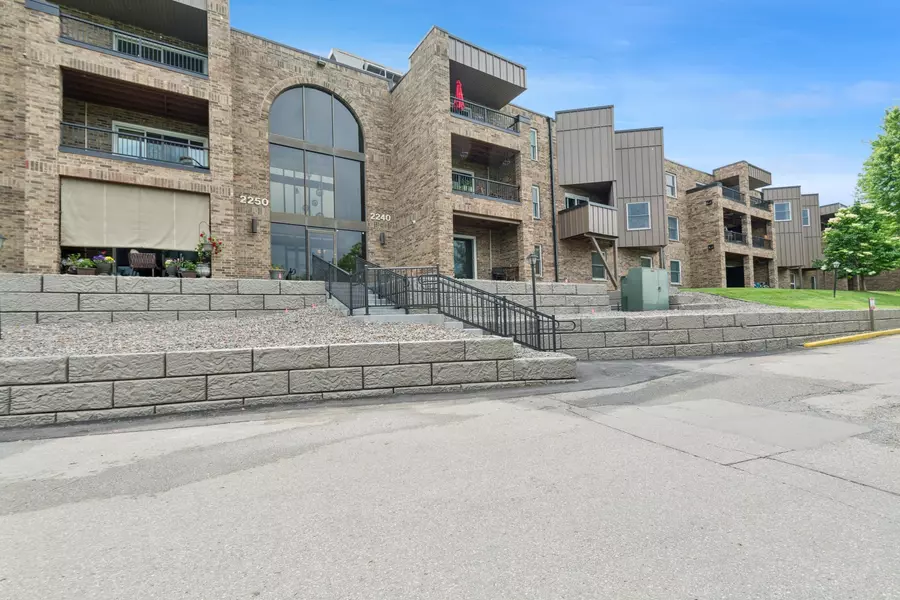2240 Midland Grove RD #201, Roseville, MN 55113