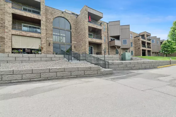 2240 Midland Grove RD #201, Roseville, MN 55113
