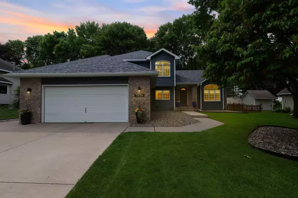3936 Cheshunt DR, Woodbury, MN 55125