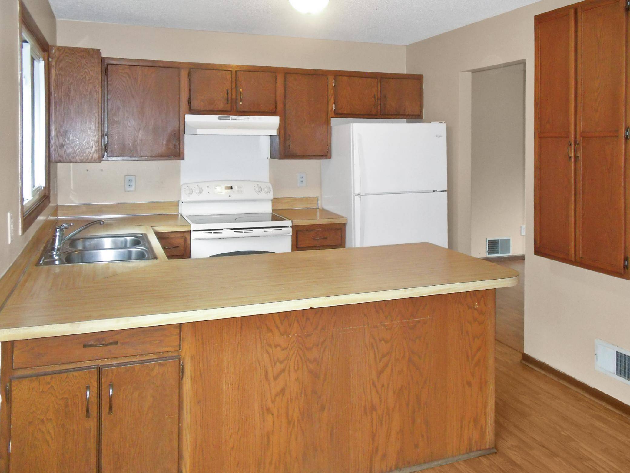 Eagan, MN 55122,2095 Cliffview DR