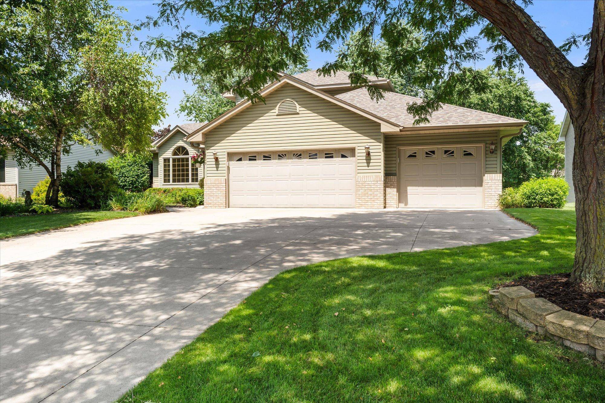 559 Lonesome Pine TRL, Lino Lakes, MN 55014