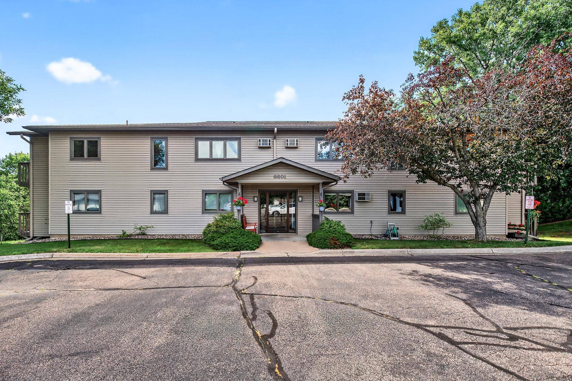 6601 Buckley CIR #110, Inver Grove Heights, MN 55076