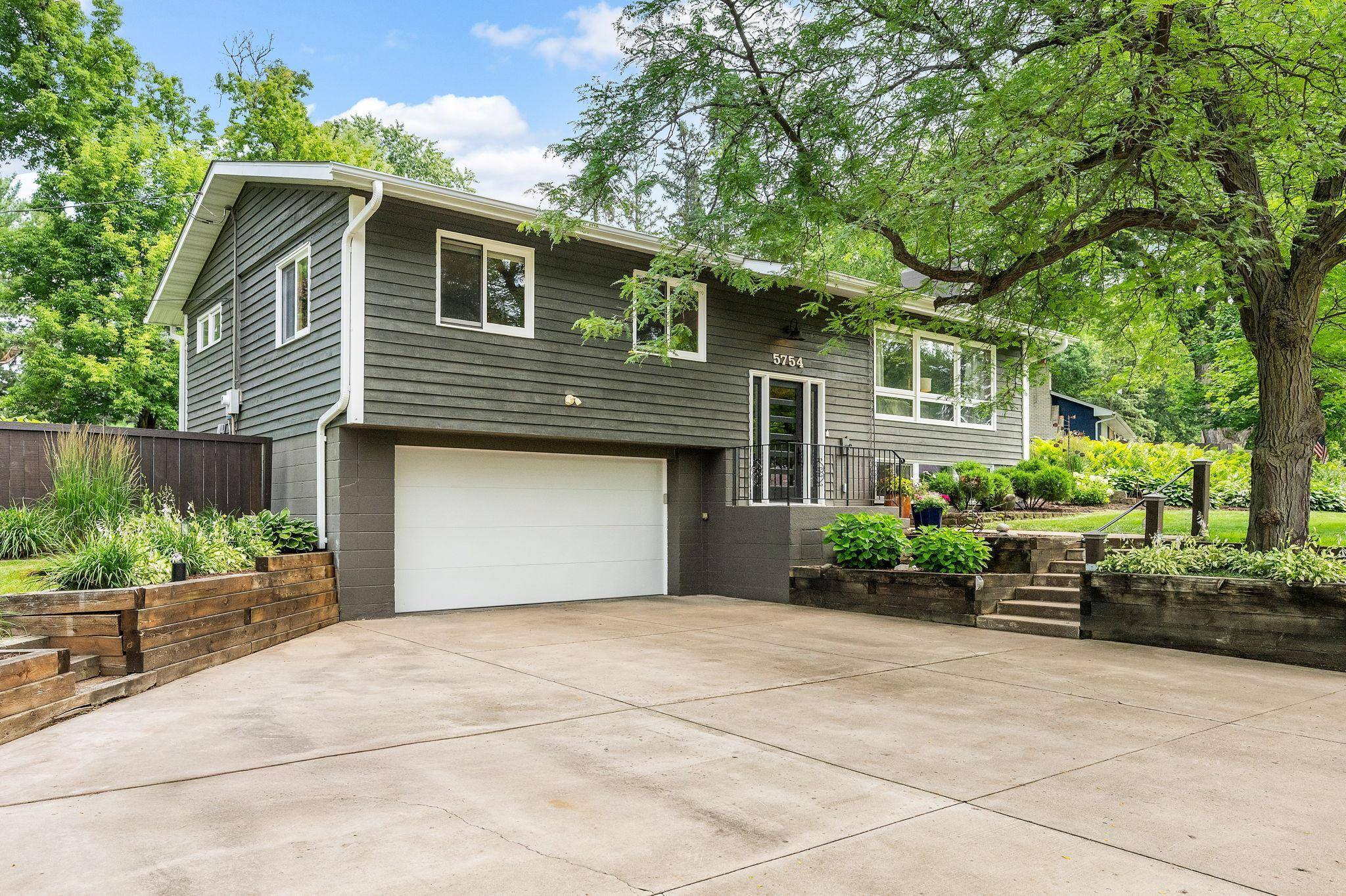 5754 Oakview LN, Minnetonka, MN 55345