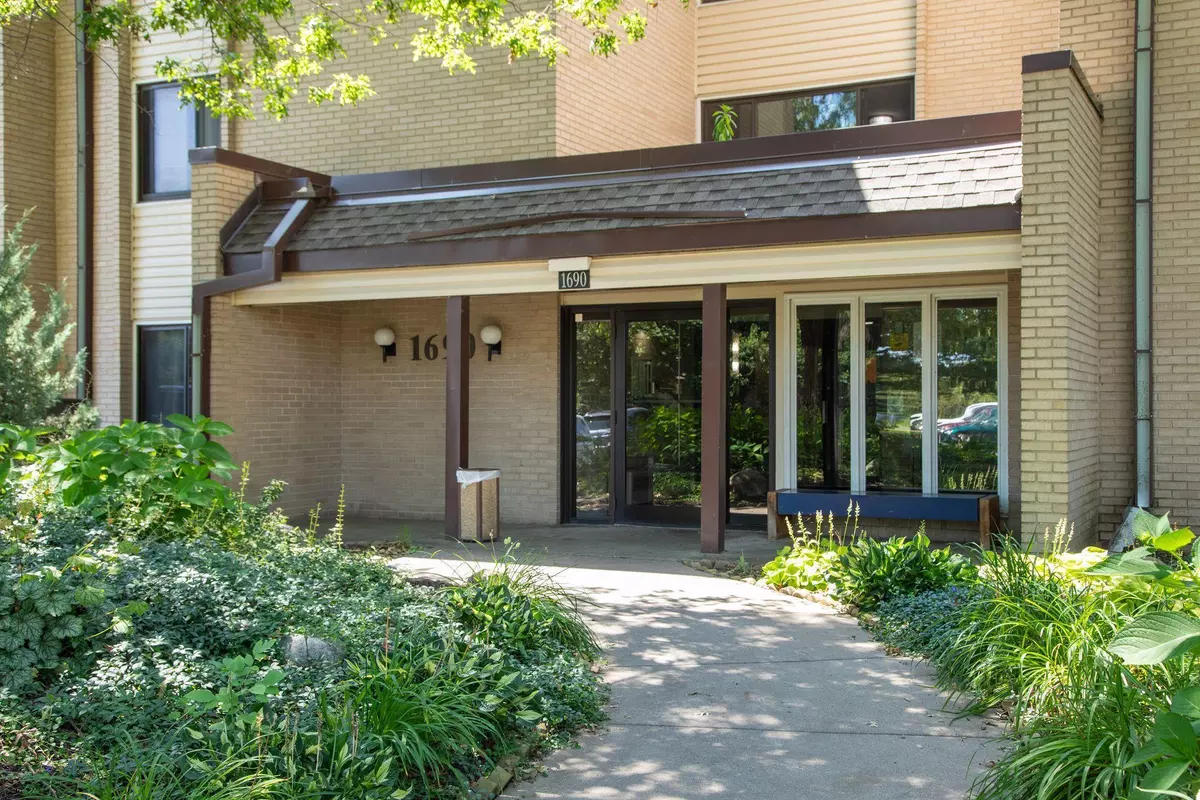 Roseville, MN 55113,1690 Highway 36 W #233