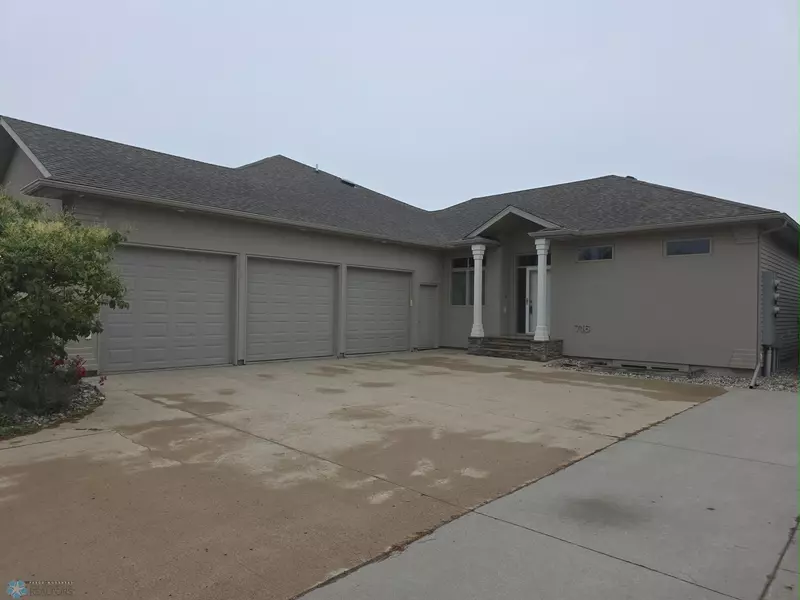 716 Northridge WAY, West Fargo, ND 58078