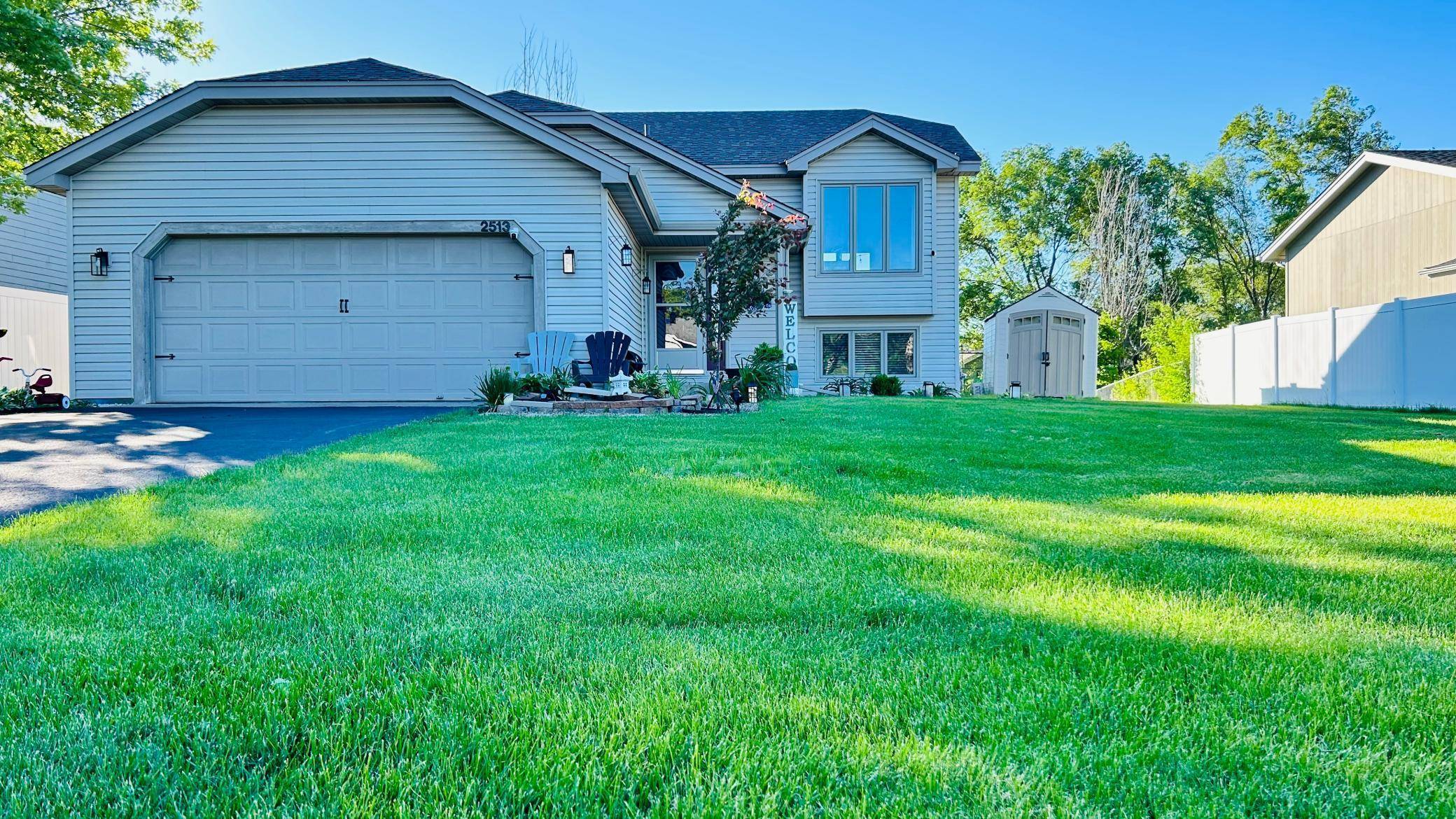 2513 Crestmount LN, Burnsville, MN 55306