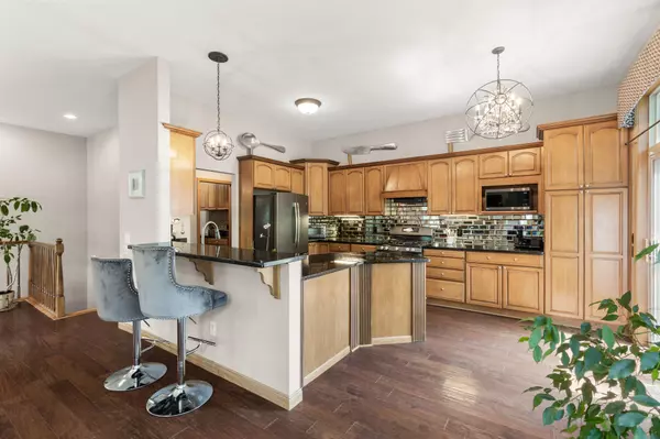 1420 Summit Shores DR, Burnsville, MN 55306