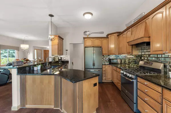 1420 Summit Shores DR, Burnsville, MN 55306