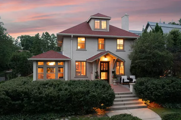 2554 W Lake Of The Isles Pkwy, Minneapolis, MN 55405