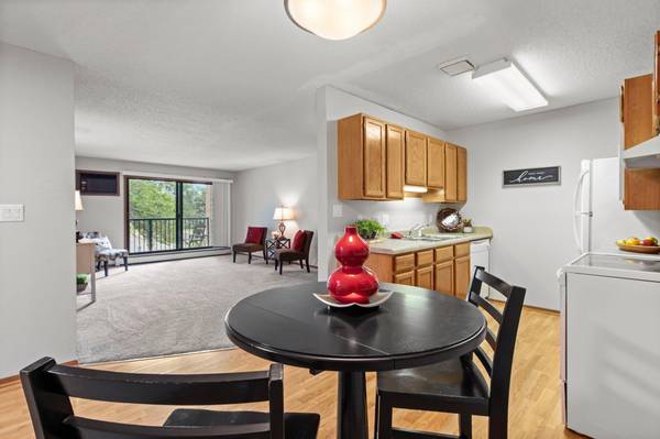 4 Pine Tree DR #218, Arden Hills, MN 55112