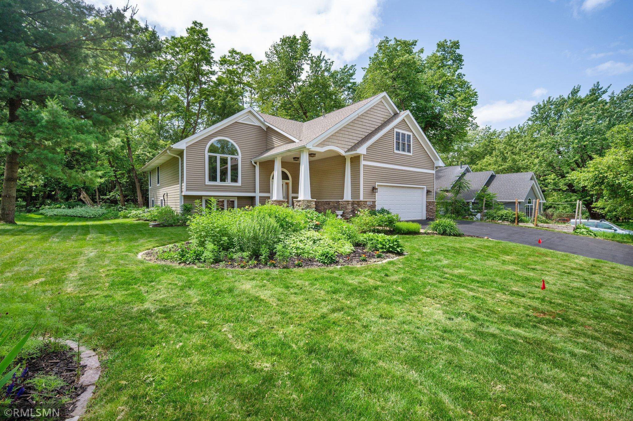 Mahtomedi, MN 55115,138 Dahlia ST