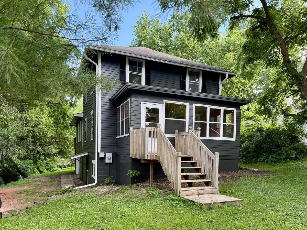 Saint Peter, MN 56082,810 W Madison ST W