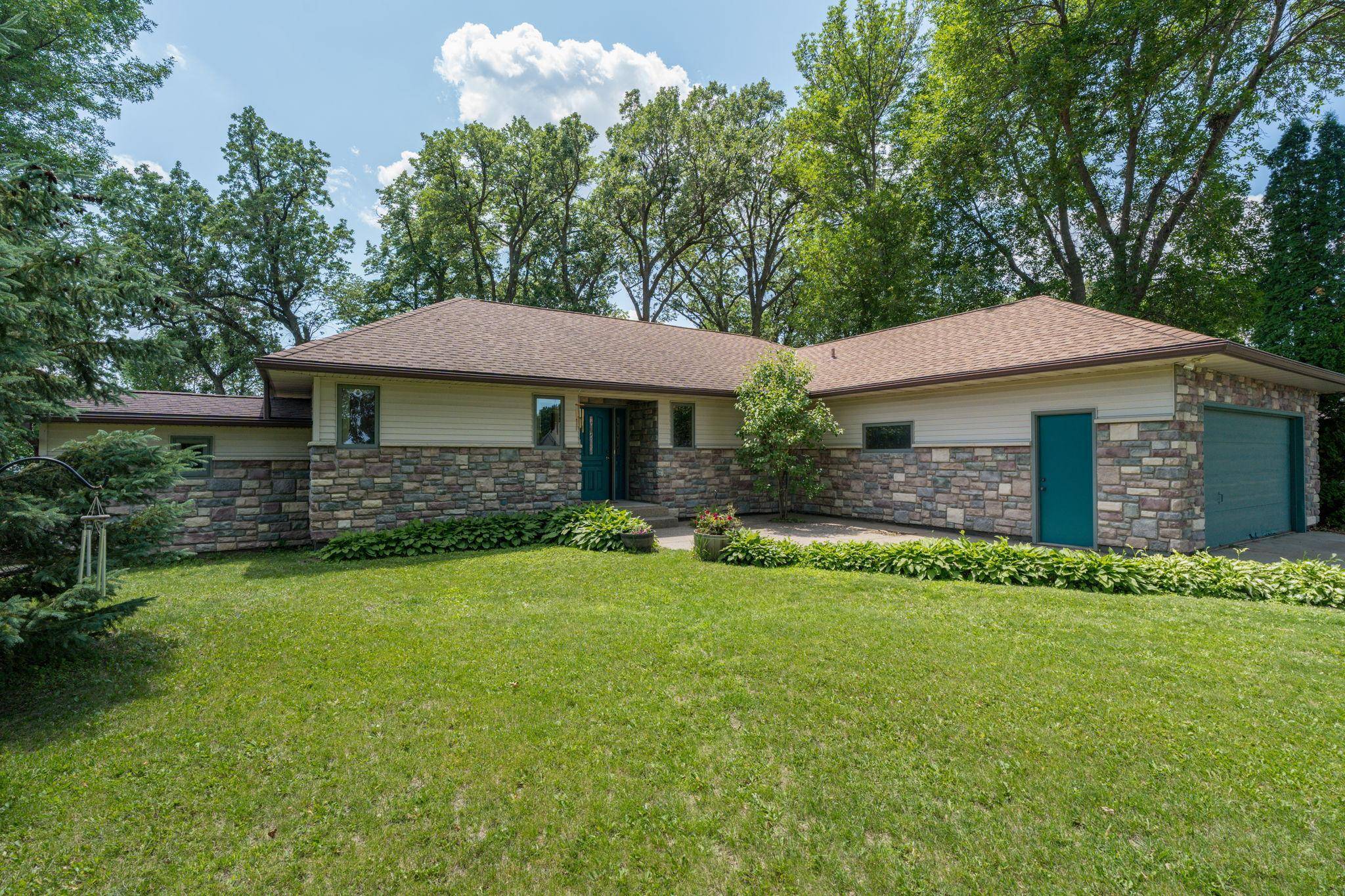 Lake Crystal, MN 56055,900 Lakeview RD