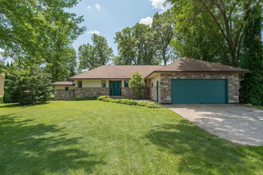 900 Lakeview RD, Lake Crystal, MN 56055