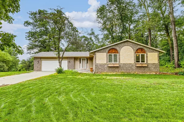 5885 Hidden Oaks CIR SE, Prior Lake, MN 55372