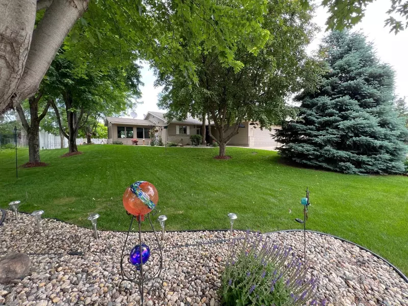 102 Mayfair AVE, New London, MN 56273