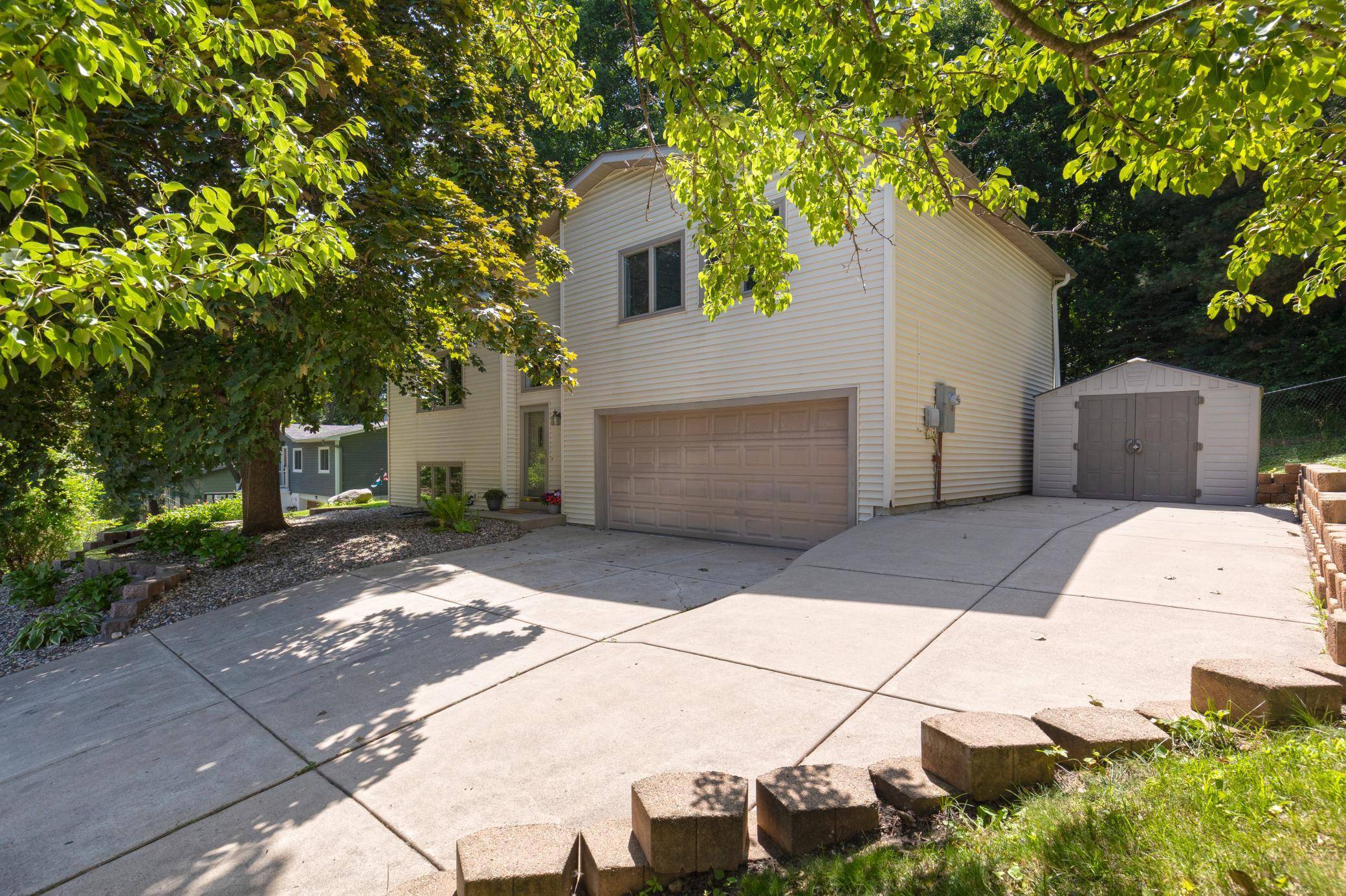 1430 Parkview DR, Chaska, MN 55318