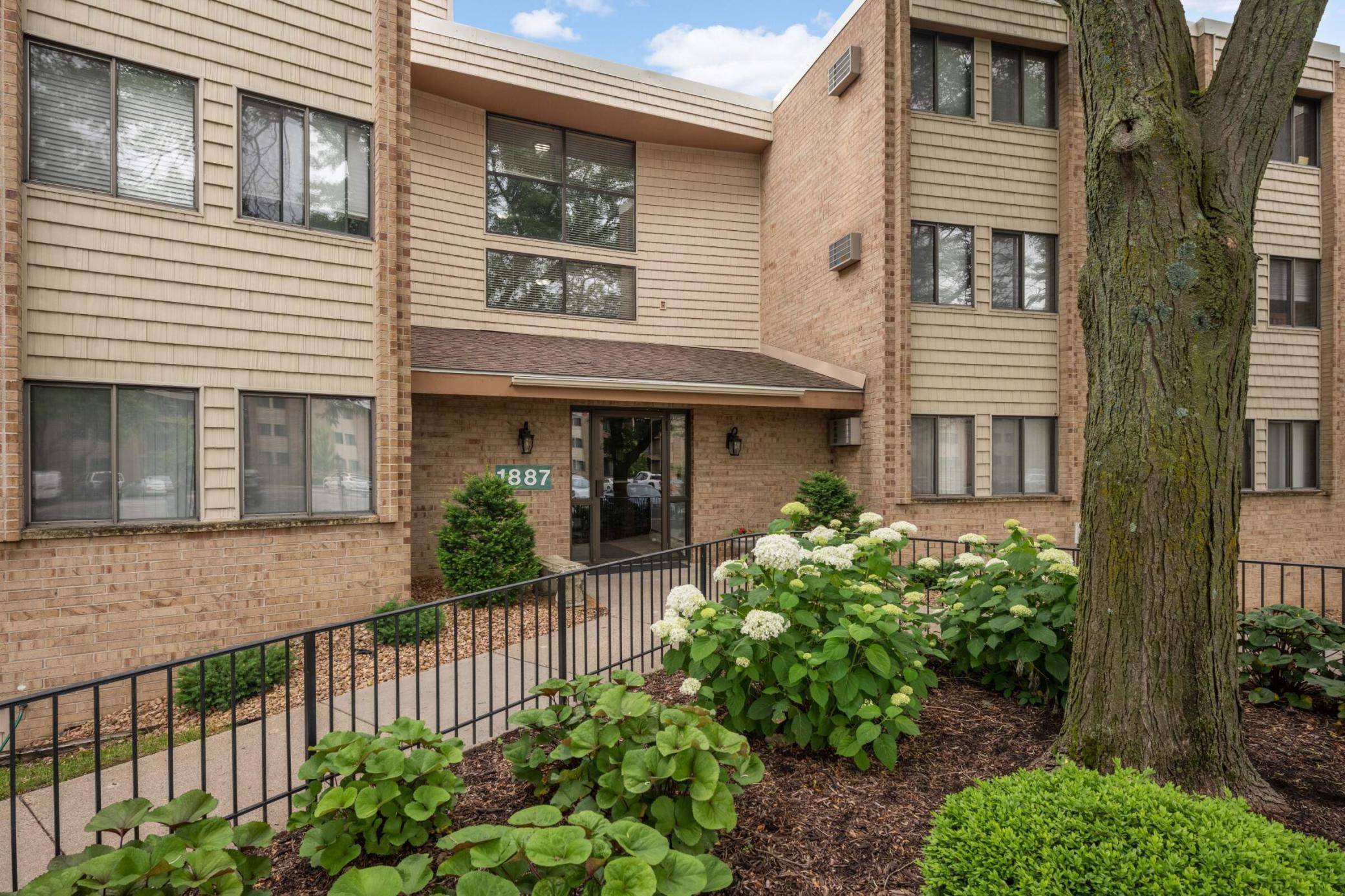 Eagan, MN 55122,1887 Silver Bell RD #115