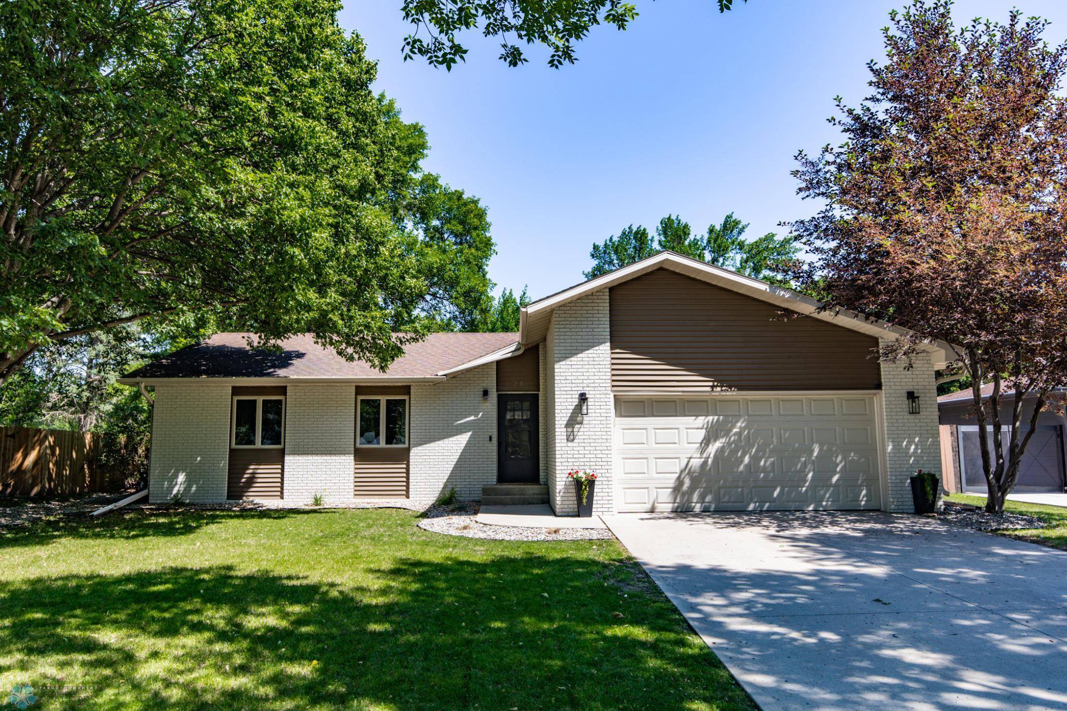 25 Birch LN S, Fargo, ND 58103