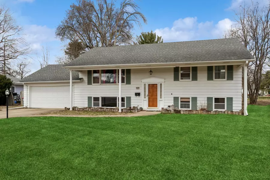 620 8th ST SW, Faribault, MN 55021