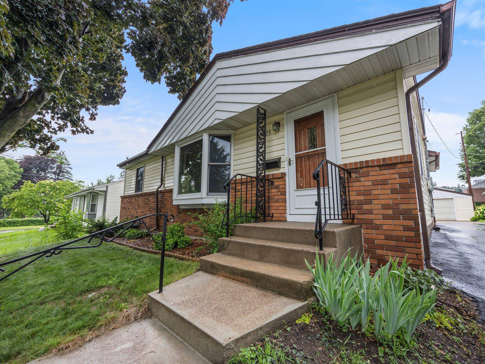 1725 Orange AVE E, Saint Paul, MN 55106