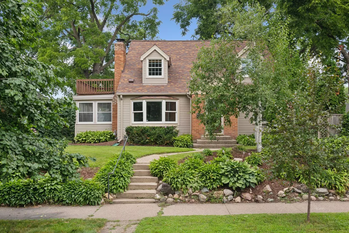 Minneapolis, MN 55405,240 Russell AVE S