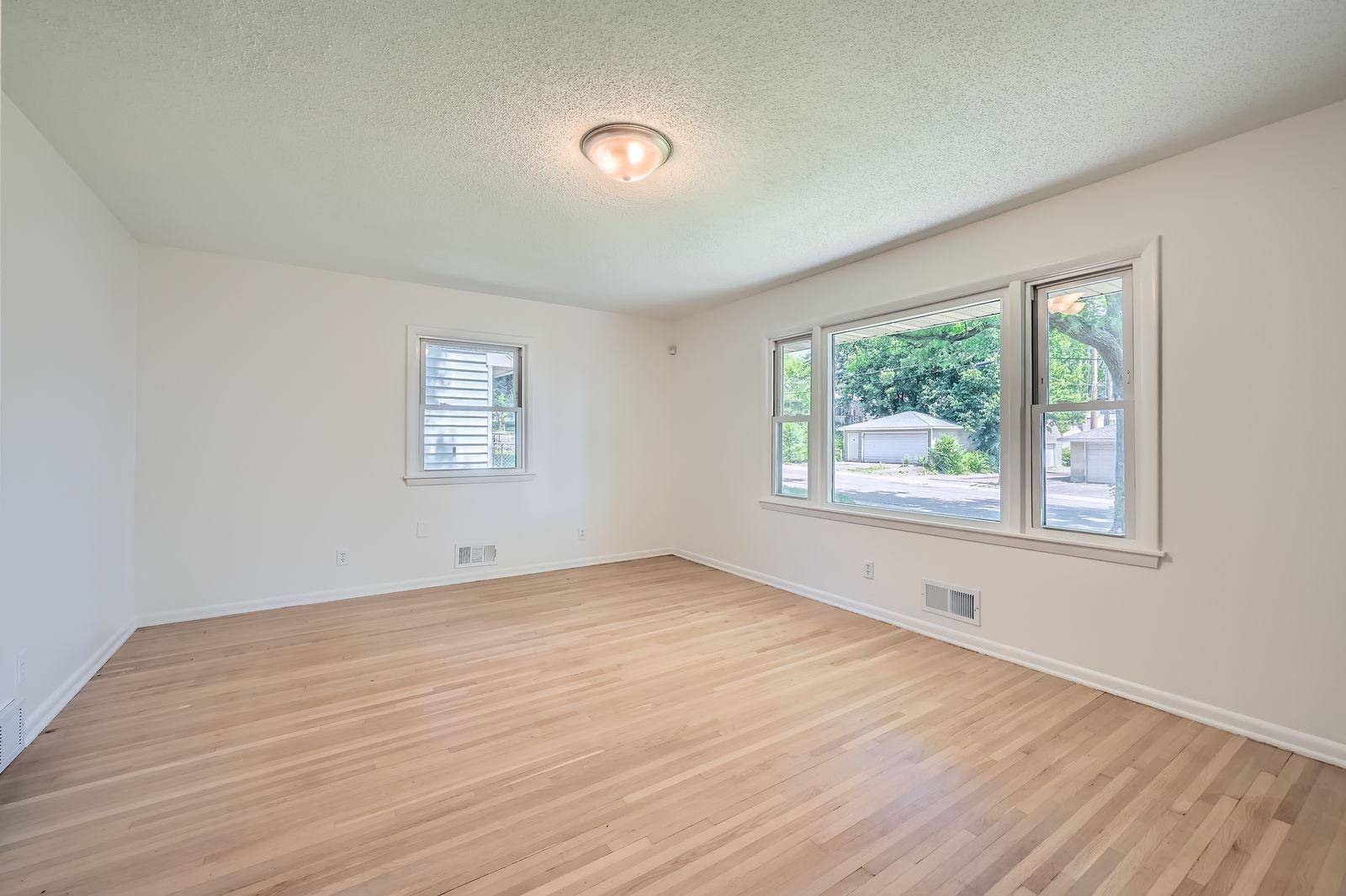 Saint Paul, MN 55117,1567 Park ST