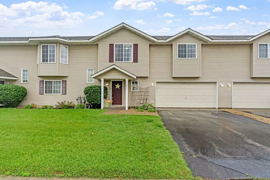 2043 Brittany CT, Shakopee, MN 55379