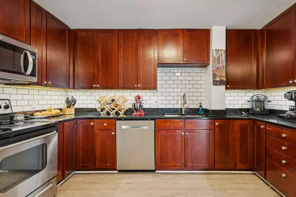 Minneapolis, MN 55416,3131 Excelsior BLVD #910