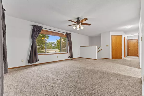 Hutchinson, MN 55350,207 4th AVE NE