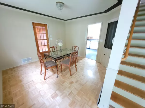 Winthrop, MN 55396,905 Carver ST N