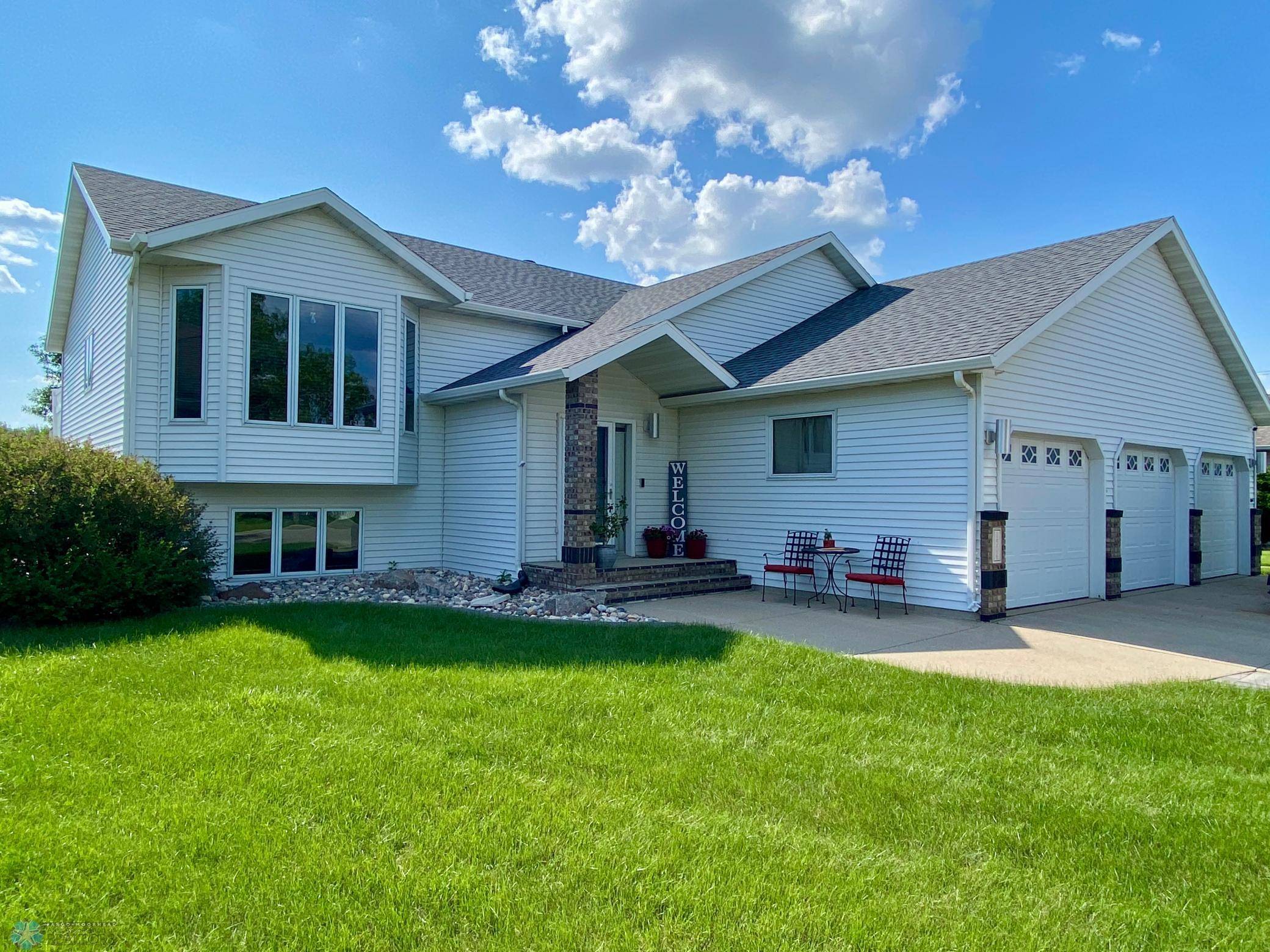 1506 Woodridge LN, West Fargo, ND 58078