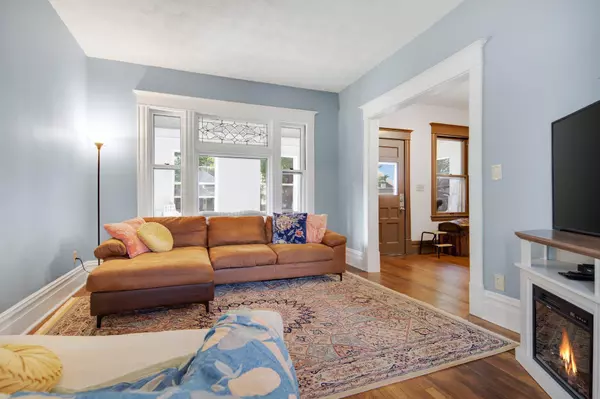 Saint Paul, MN 55104,927 Central AVE W