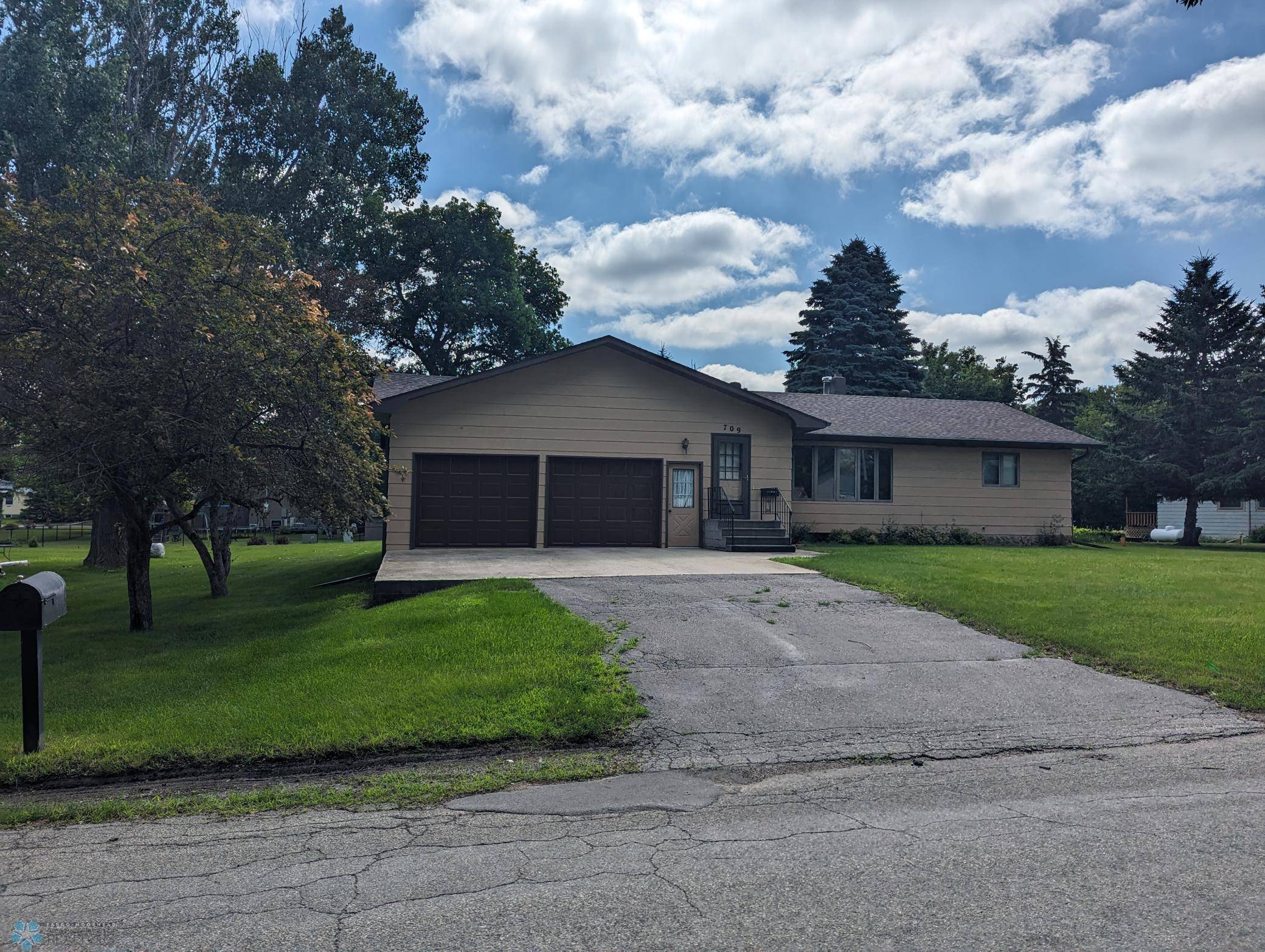 709 Broadway ST, Lisbon, ND 58054