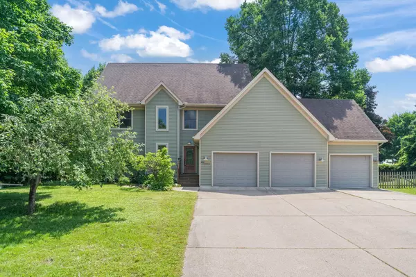 10905 35th PL N, Plymouth, MN 55441