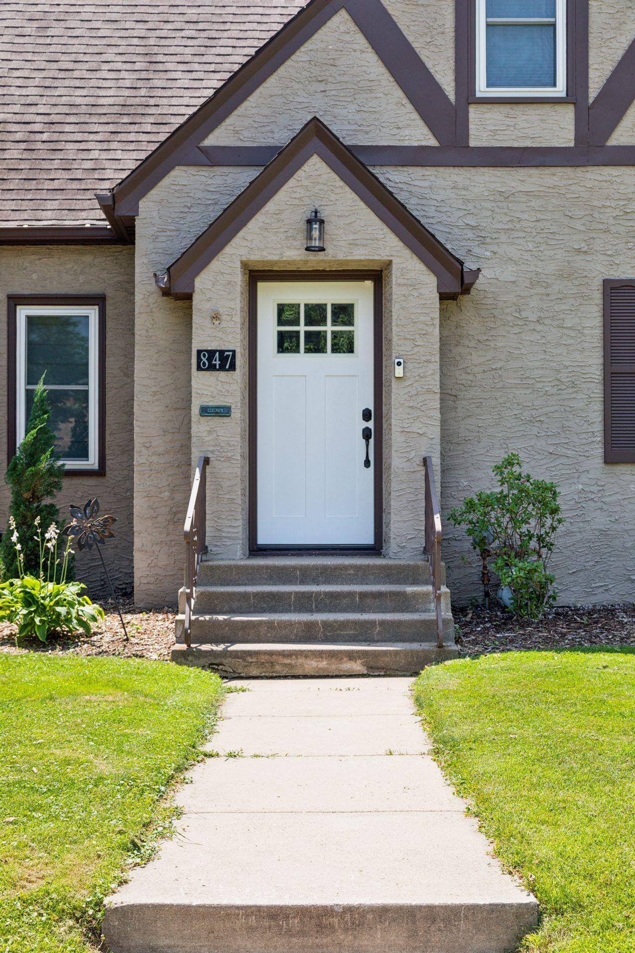 South Saint Paul, MN 55075,847 Park LN