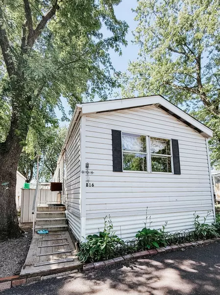 3020 Rice ST #Trl B16, Little Canada, MN 55113