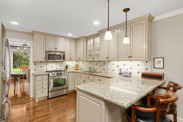 Edina, MN 55439,7708 Tanglewood CT