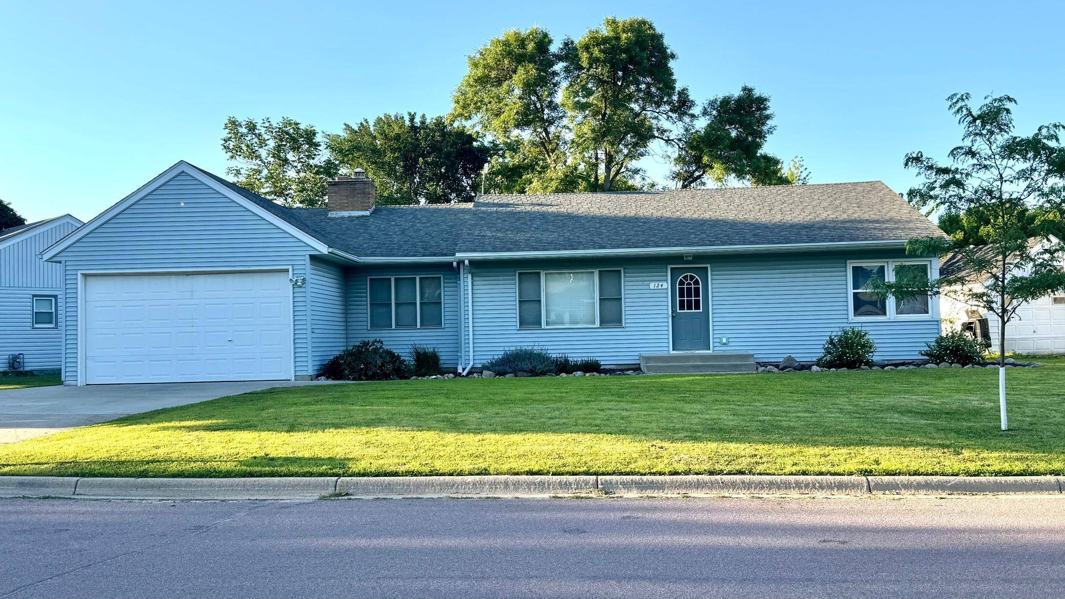 124 N Park LN, Le Sueur, MN 56058