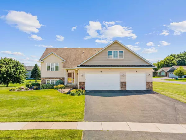 8649 Independence DR, Chisago City, MN 55013
