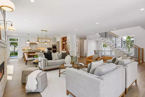 Minneapolis, MN 55405,1984 Kenwood Pkwy