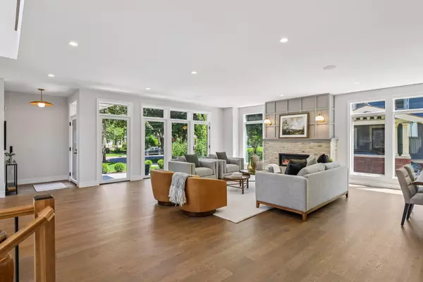 Minneapolis, MN 55405,1984 Kenwood Pkwy