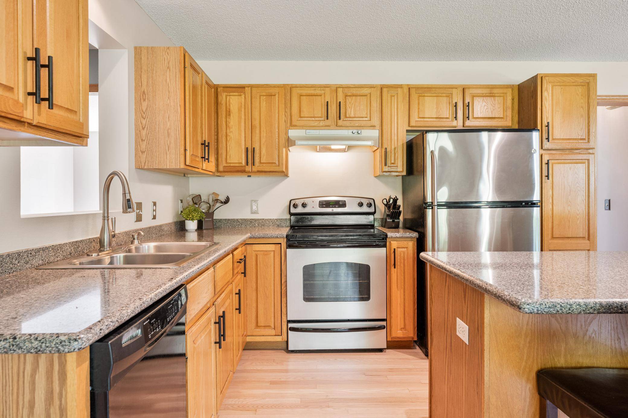 Woodbury, MN 55125,2384 Boulder Ridge LN