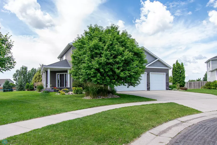 3827 15th ST S, Moorhead, MN 56560