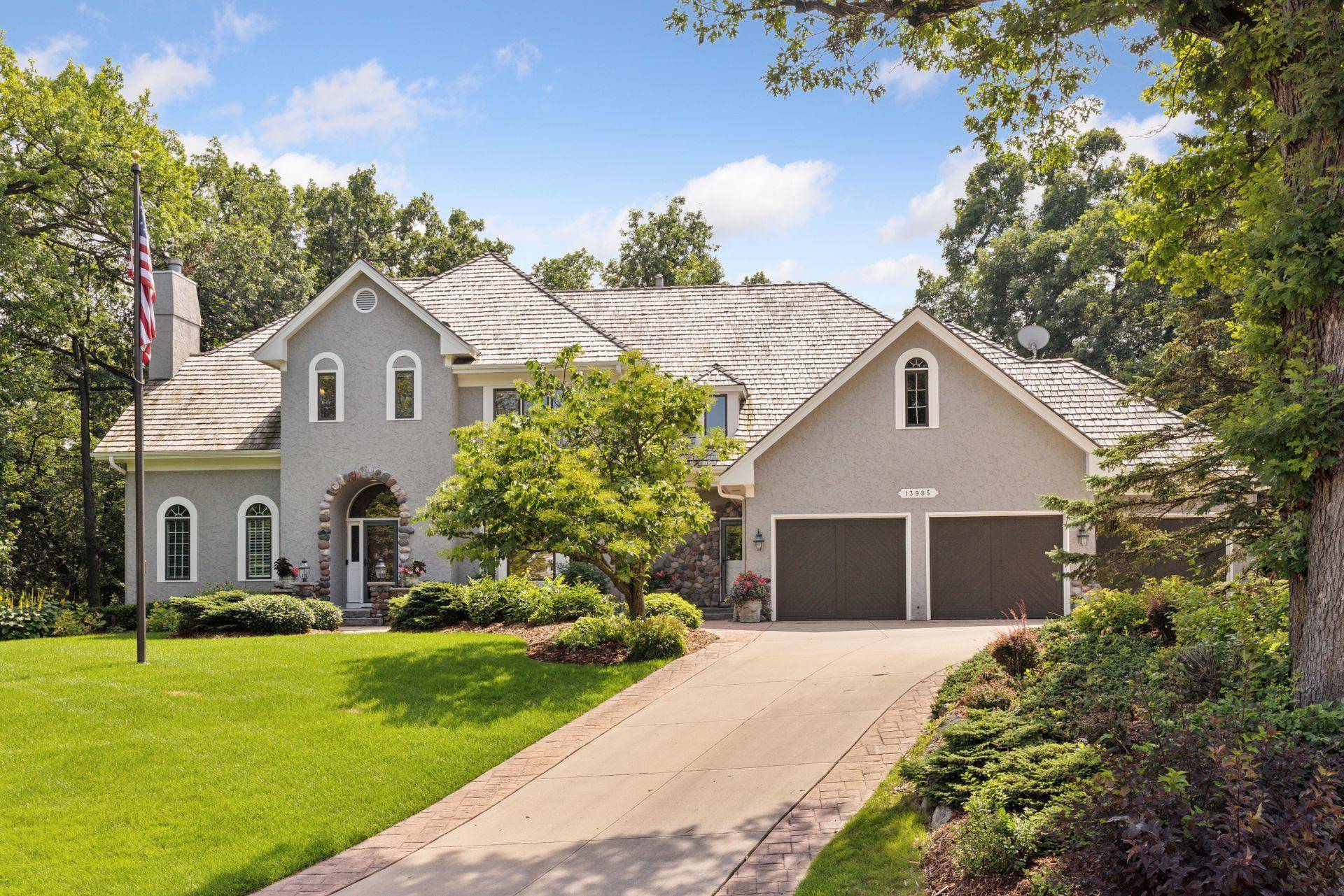 13985 Crowne Hill LN, Minnetonka, MN 55305