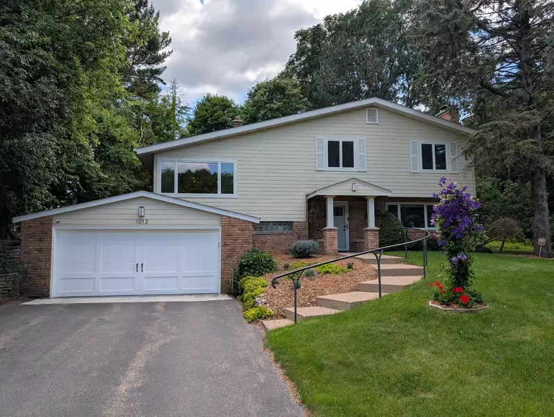 1012 James CT, Mendota Heights, MN 55118