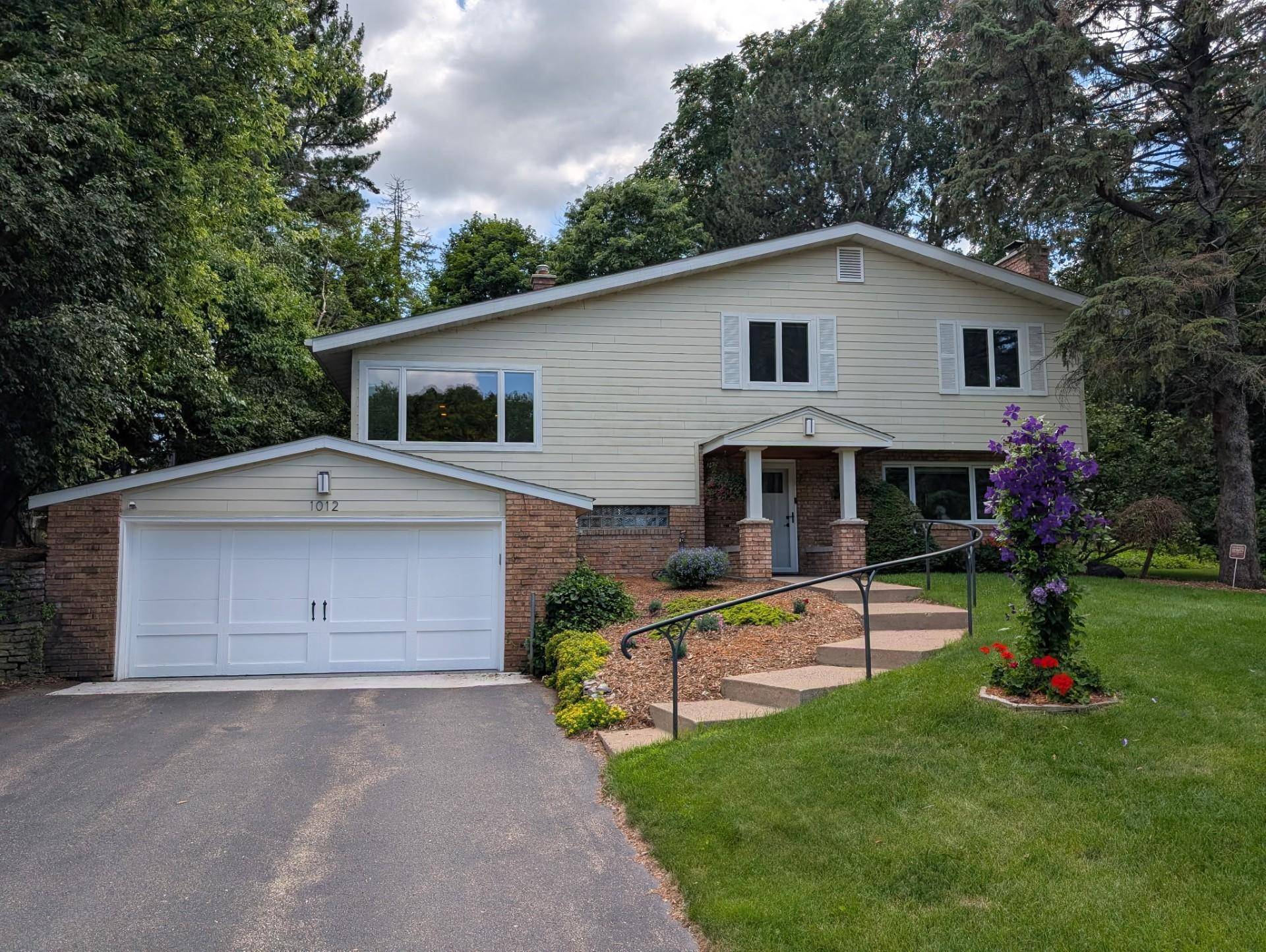 1012 James CT, Mendota Heights, MN 55118